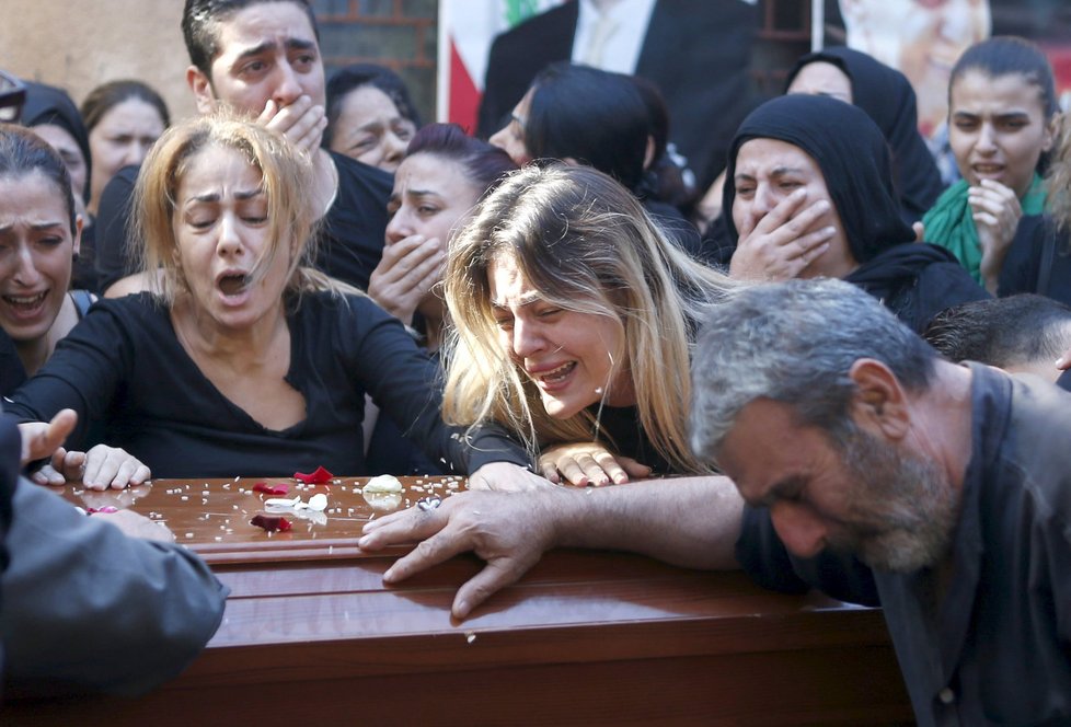 Smutek v Libanonu: Příbuzní sedmičlenné rodiny Safwan, která se utopila na lodi z Turecka do Řecka. Zemřela i těhotná žena a dvě děti.