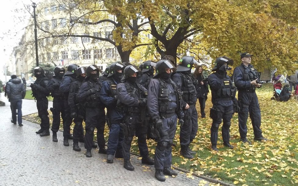 Na demonstraci odpůrců EU, migrace a islámu na náměstí Míru v Praze zasahovali těžkooděnci.