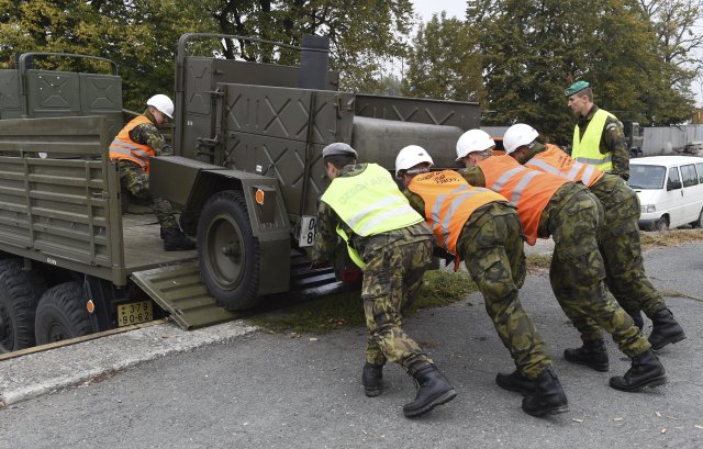 Nakládání vojenského materiálu při české pomoci pro Maďarsko. Cvičení Balaton 2015