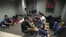 Uprchlíci v Athénách: Schovali se do průchodů, podchodů i vestibulů metra
