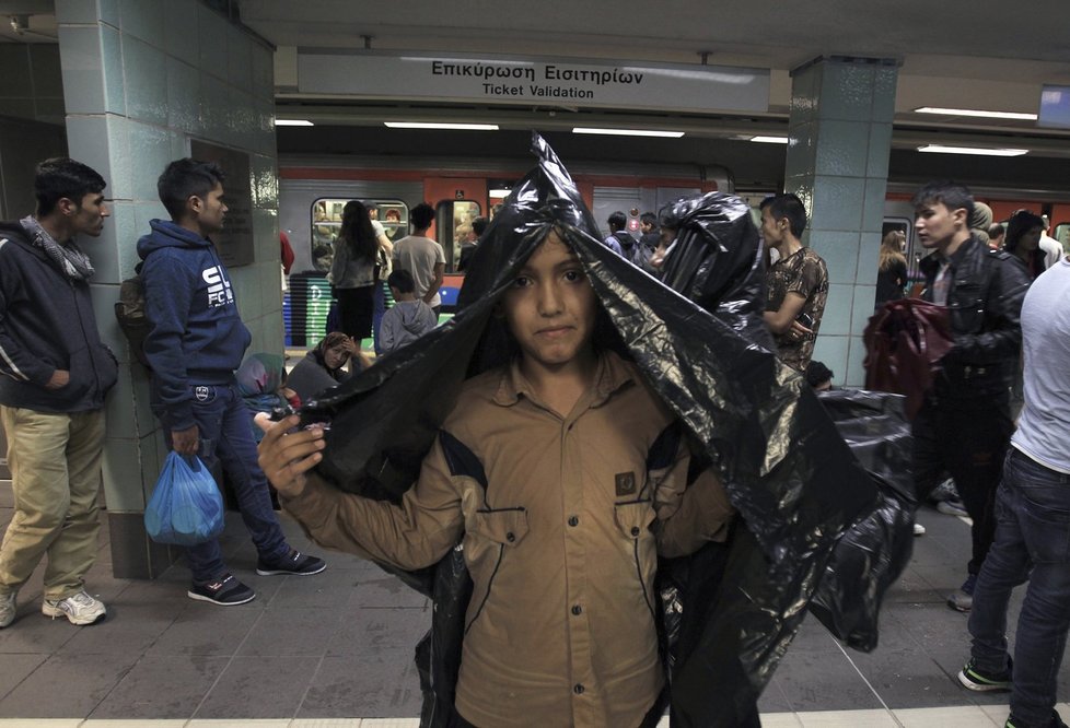 Uprchlíci v Athénách: Schoval ise do průchodů, podchodů i vestibulů metra