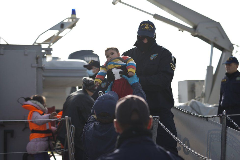 Řecko deportuje první uprchlíky z ostrova Lesbos do Turecka.