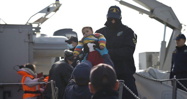 Řekové začali vracet uprchlíky Turkům. Dobrovolníci řeší, kde dál pomáhat