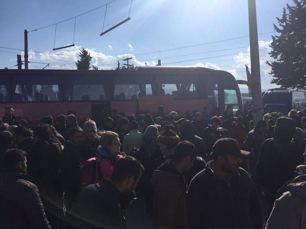 Uprchlíky z Idomeni na řecko-makedonské hranici začaly odvážet autobusy.