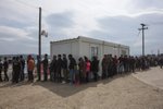 Řekové evakuují uprchlický tábor u Idomeni: Migranty přestěhují do lepšího