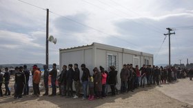 Řekové evakuují uprchlický tábor u Idomeni: Migranty přestěhují do lepšího
