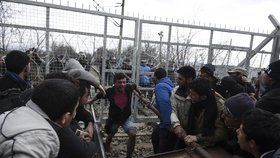 Migranti prorazili plot na řecko-makedonské hranici.