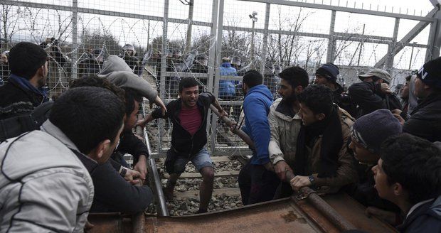 Migranti železnými tyčemi a kamením prorazili hranici. Čekal je slzný plyn