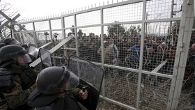 Migranti prorazili plot na řecko-makedonské hranici.