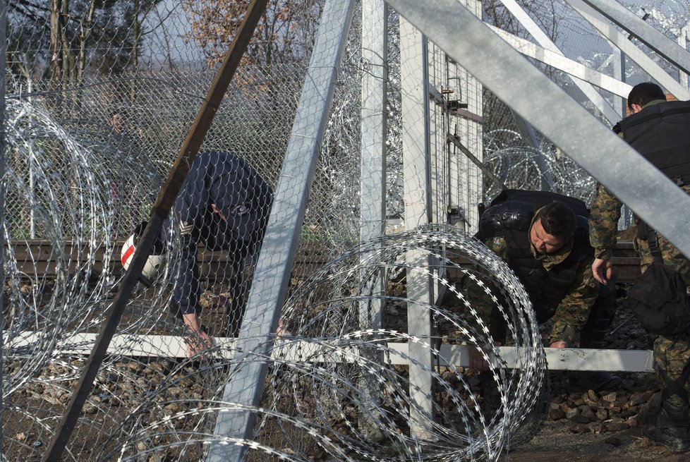 Uprchlíci na řecko-makedonské hranici: Vystavili tam kvůli nim ploty.
