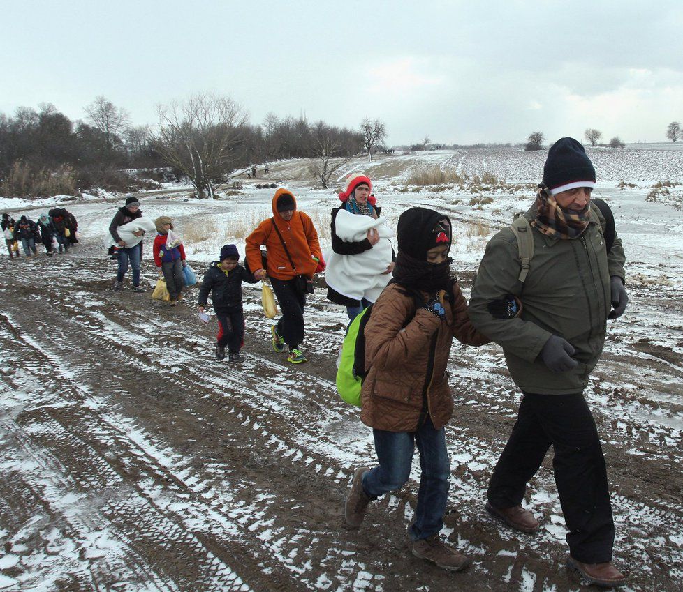 Do Evropy i během zimy proudí tisíce uprchlíků denně. Nezastaví je ani sníh.
