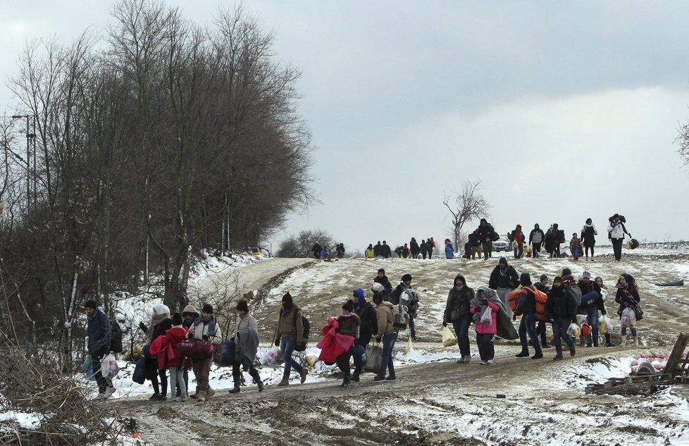 Do Evropy i během zimy proudí tisíce uprchlíků denně. Nezastaví je ani sníh.