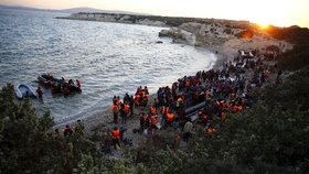 S uprchlíky se převrátila loď. Nejméně 18 se jich utopilo
