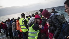 S uprchlíky se převrátila loď. Nejméně 18 se jich utopilo
