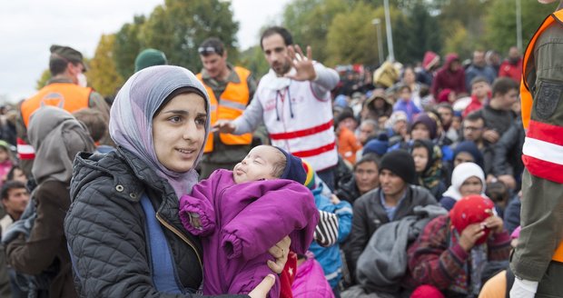Za uprchlíky dostávají Češi ránu za ránou. Sami pomáhají, kde se dá