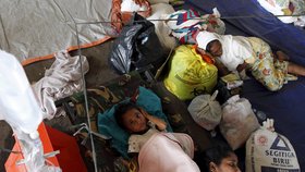 Podvyživení uprchlíci z Indonésie.