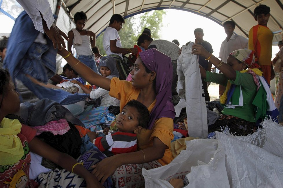 Podvyživení uprchlíci z Indonésie.