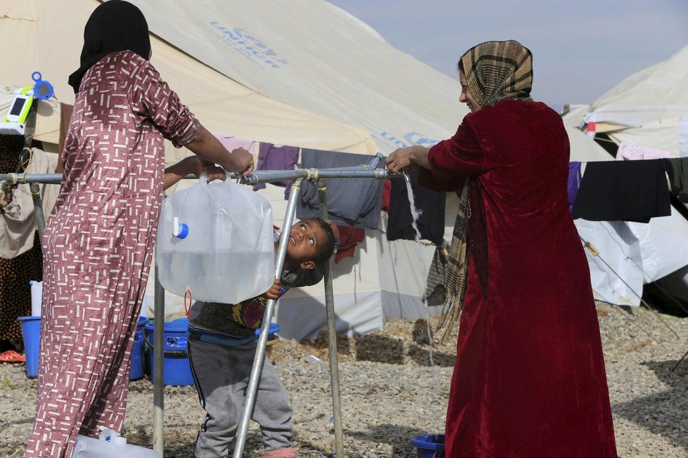Uprchlický tábor pro Iráčany, kteří utekli z území kolem Mosulu, které ovládal Islámský stát