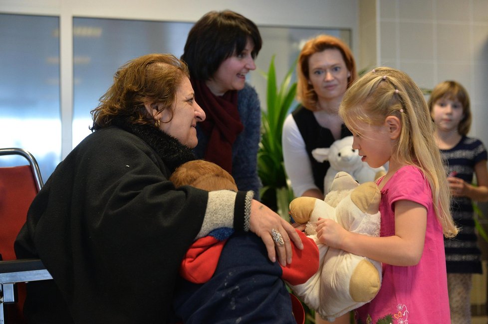 Na Letišti Václava Havla v Praze přistála druhá skupina křesťanských uprchlíků z Iráku. Jde o čtyři rodiny, které mají 17 členů. Mezi nimi je devět dětí.