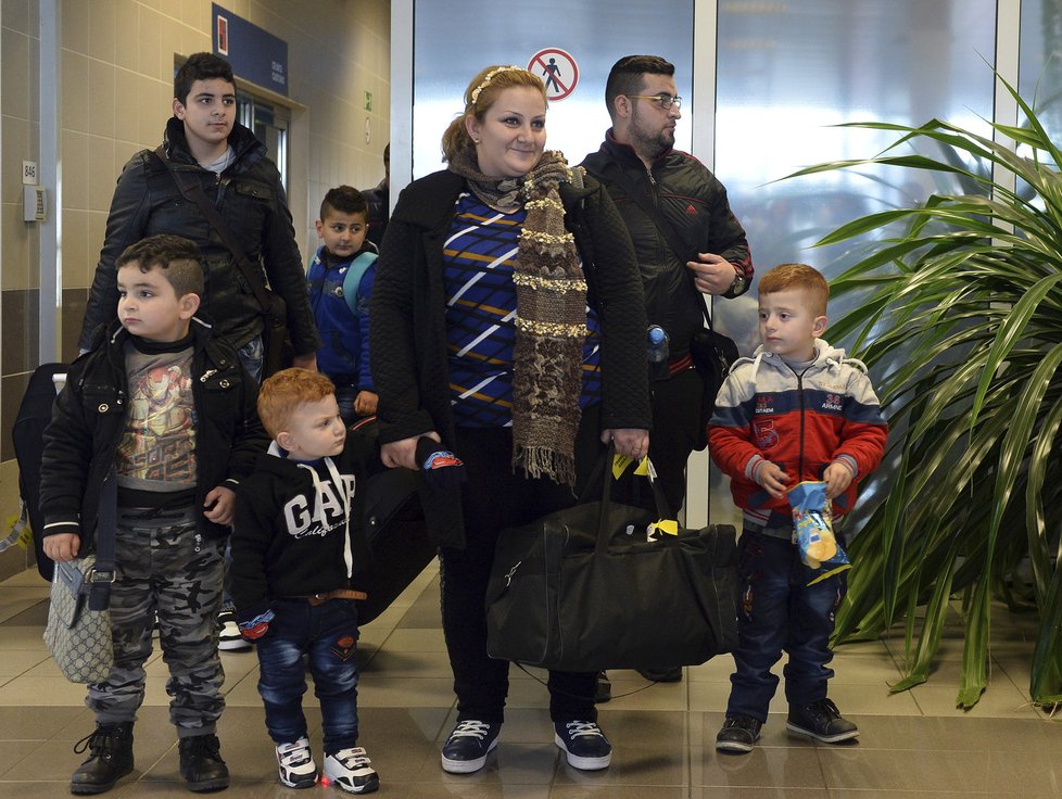 Na Letišti Václava Havla v Praze přistála druhá skupina křesťanských uprchlíků z Iráku. Jde o čtyři rodiny, které mají 17 členů. Mezi nimi je devět dětí.