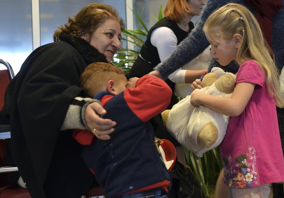 Na Letišti Václava Havla v Praze přistála druhá skupina křesťanských uprchlíků z Iráku. Jde o čtyři rodiny, které mají 17 členů. Mezi nimi je devět dětí.