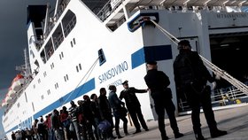 Loď s uprchlíky na italském ostrově Lampedusa