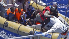 Lodě mezi Itálií a Libyí za jediný den zachránily přes 4 tisíce migrantů.