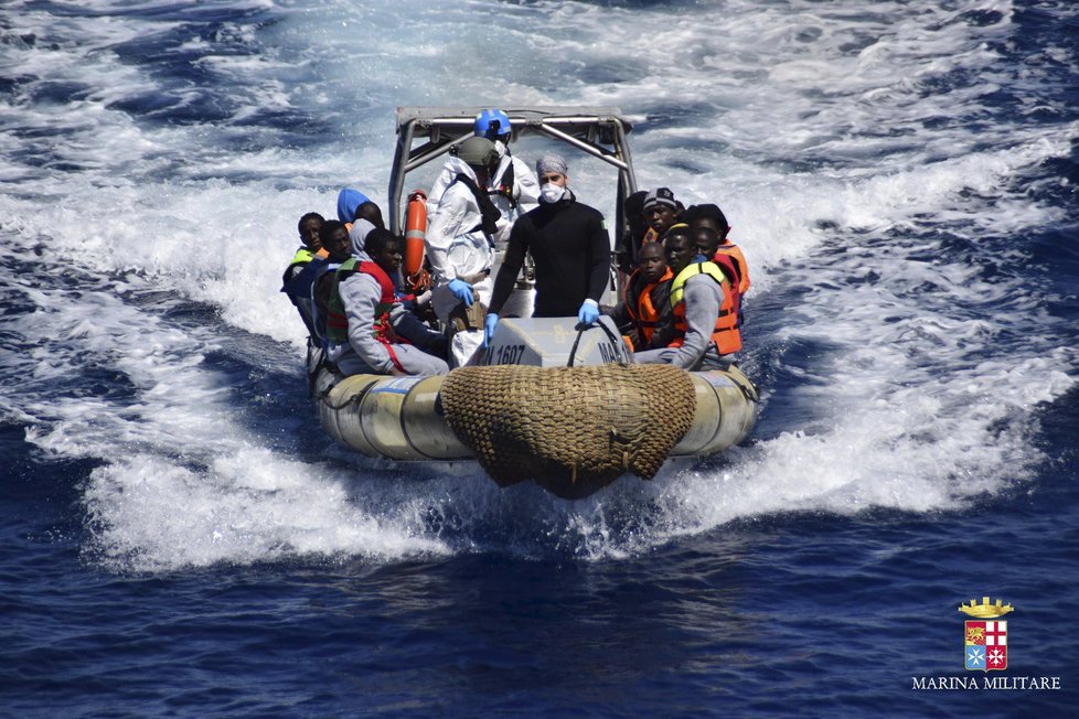 Další topící se uprchlíci: Jen za sobotu jich námořníci zachránili 500