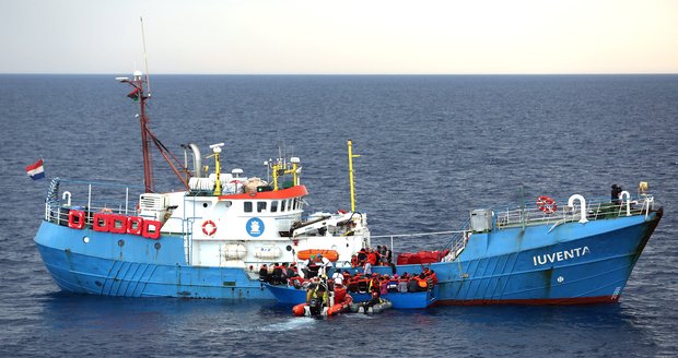 Italové zadrželi loď německé neziskovky: Pomáhá pašerákům migrantů, tvrdí