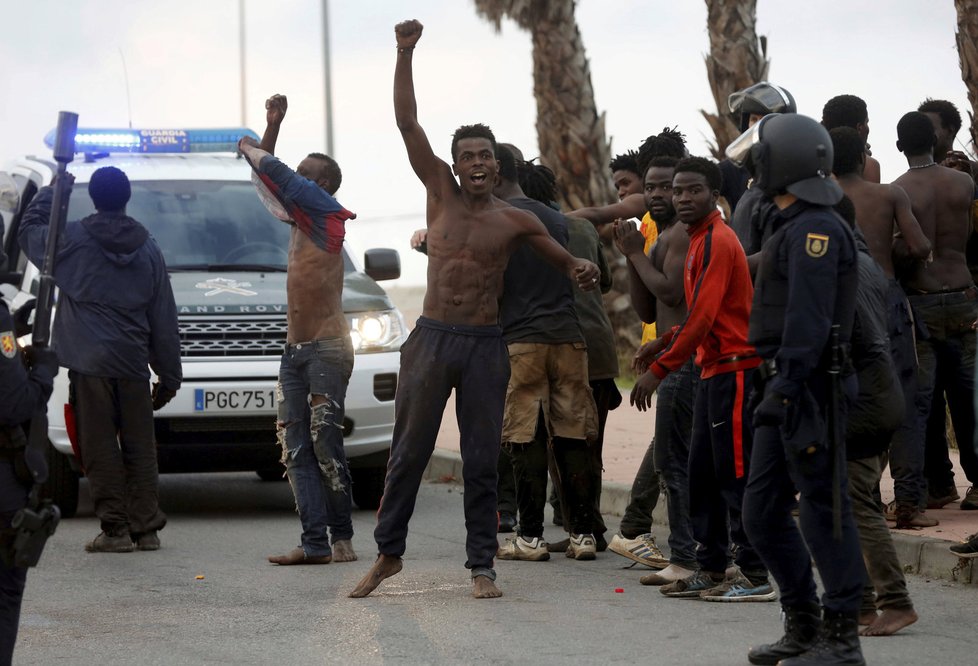 Asi 220 migrantů prolomilo plot španělské enklávy Ceuta.