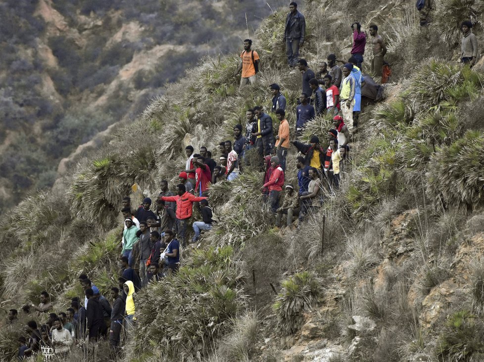 Asi 220 migrantů prolomilo plot španělské enklávy Ceuta.