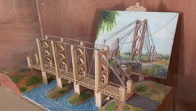 Své miniatury se dočkal i vysutý most pro chodce z roku 1927 Deir ez-Zor. Klenul se nad řekou Eufrat v severovýchodní Sýrii