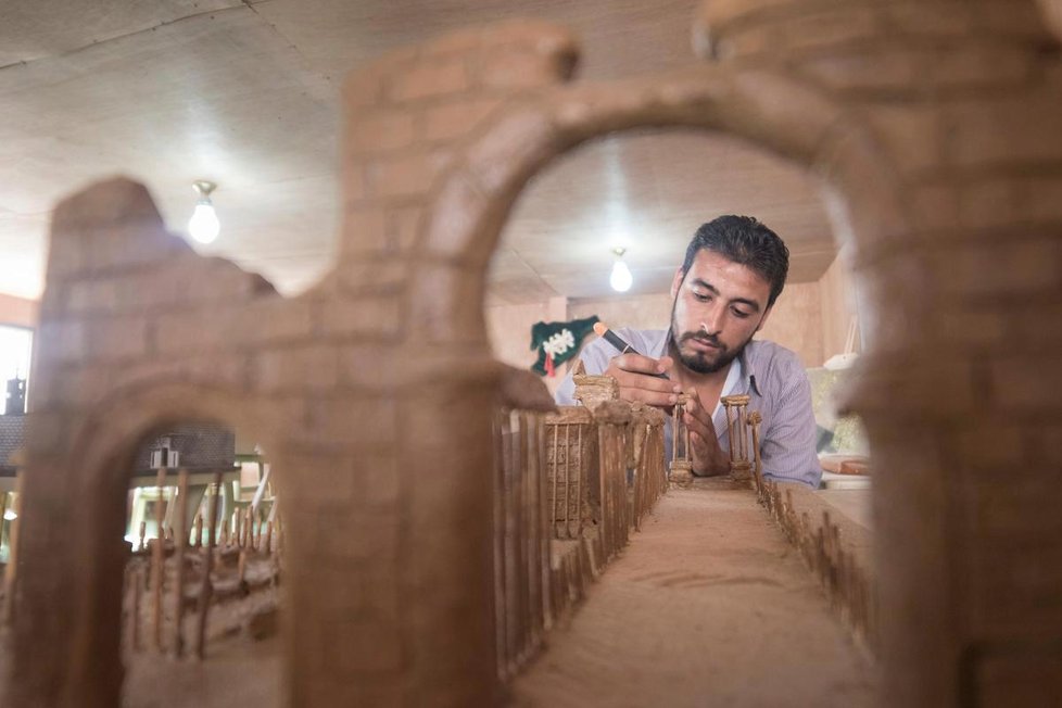 Model Palmyry vytvořil pětadvacetiletý Mahmud z hlíny a dřevěných špejlí z kebabu