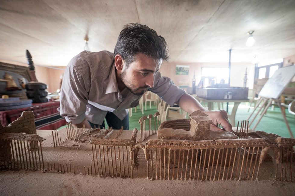 Model Palmyry vytvořil pětadvacetiletý Mahmud z hlíny a dřevěných špejlí z kebabu