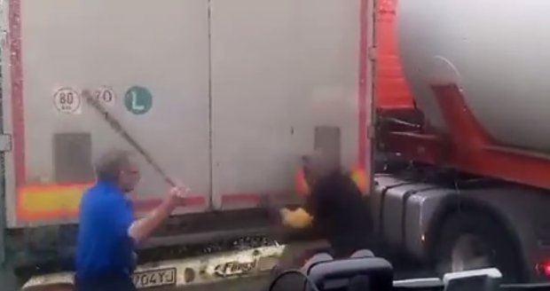 Uprchlíci se dobývali do kamionu, slovenský řidič na ně naběhl s tyčí.