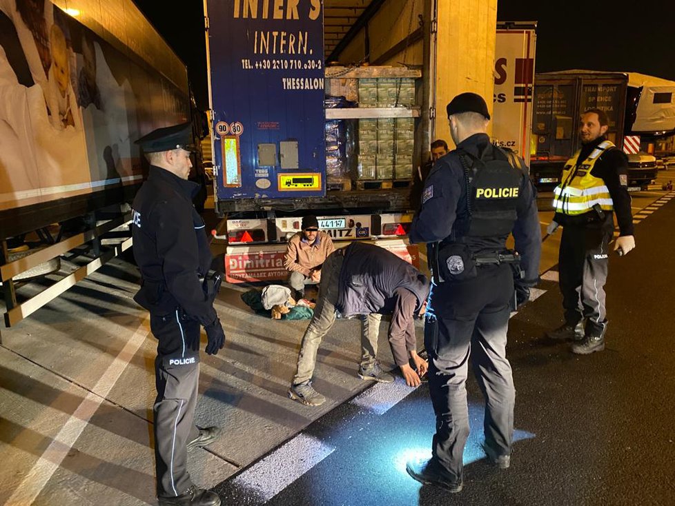 Dva uprchlíky zadržela policie i před Prahou. Pokoušeli se vylézt z kamionu na benzince. (26.11.2019)