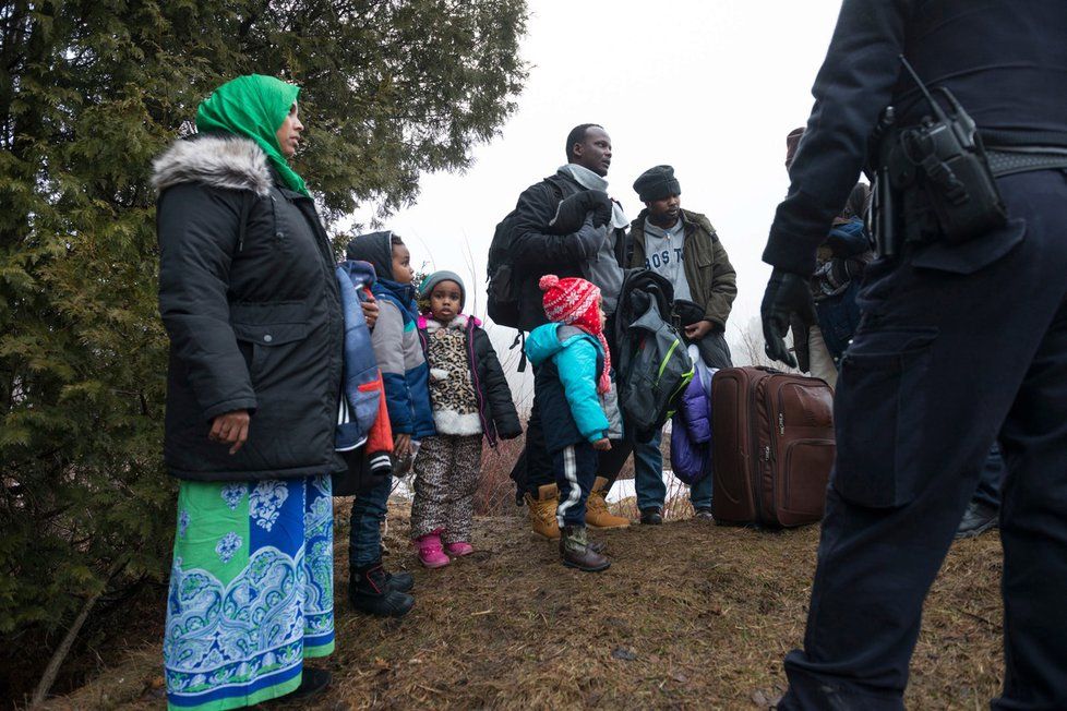 Uprchlíky po přechodu hranice zadrží kanadská policie a odveze je do azylového střediska.