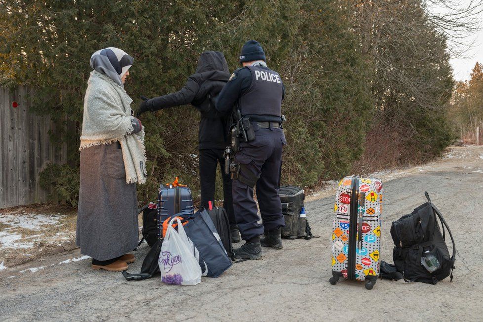 Uprchlíky po přechodu hranice zadrží kanadská policie a odveze je do azylového střediska.