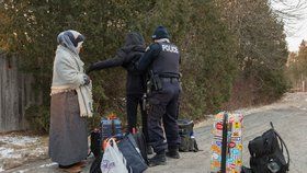 Uprchlíky po přechodu hranice zadrží kanadská policie a odveze je do azylového střediska.