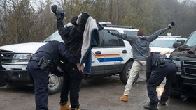 Uprchlíky po přechodu hranice zadrží kanadská policie a odveze je do azylového střediska.