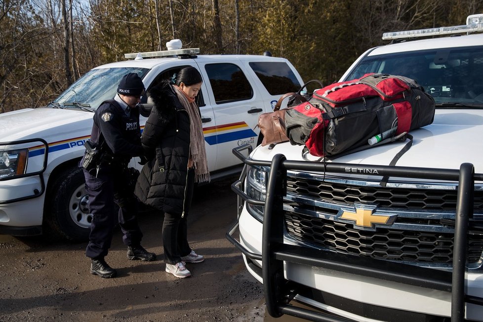 Uprchlíky po přechodu hranice zadrží kanadská policie a odveze je do azylového střediska.