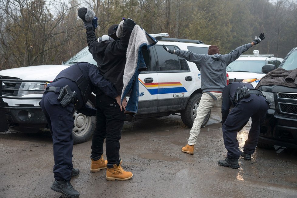 Uprchlíky po přechodu hranice zadrží kanadská policie a odveze je do azylového střediska.