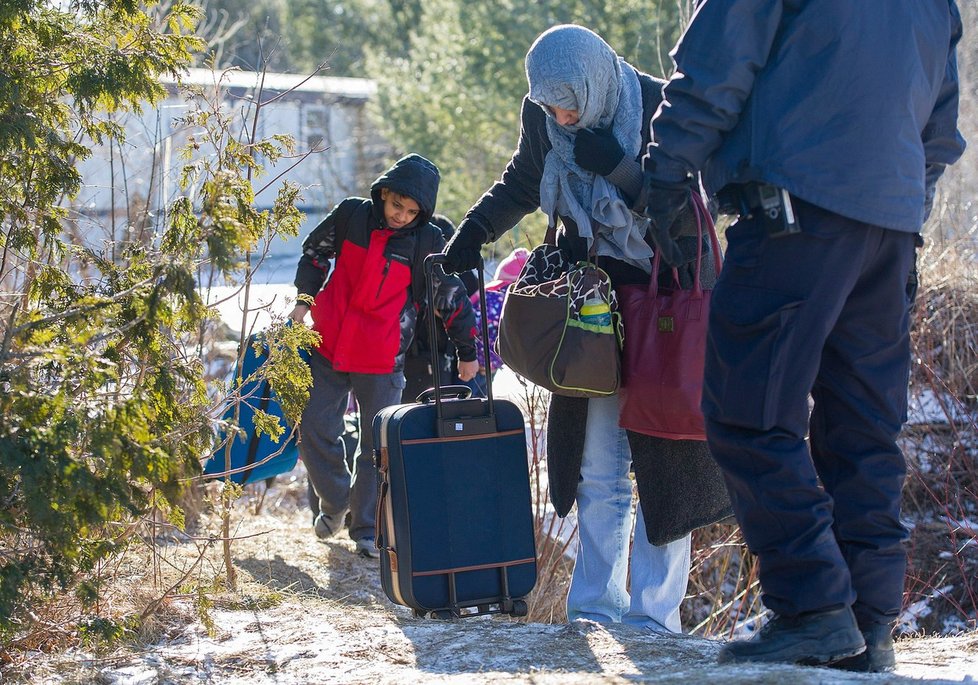 Uprchlíky po přechodu hranice zadrží kanadská policie a odveze je do azylového střediska.