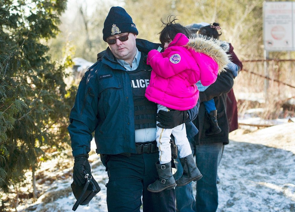 Uprchlíky po přechodu hranice zadrží kanadská policie a odveze je do azylového střediska.