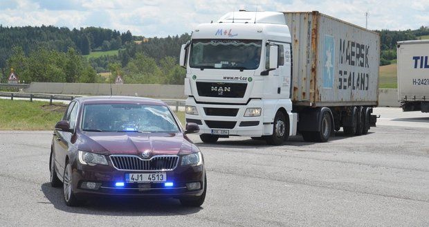 Policie na jižní Moravě letos zkontrolovala přes 500 kamionů, každý třetí byl přetížený. Ilustrační foto.