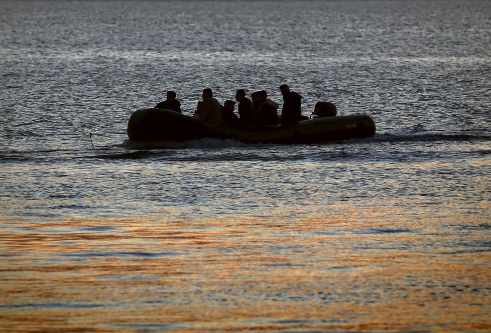 Uprchlíci připlouvají na pobřeží Kosu v člunech.