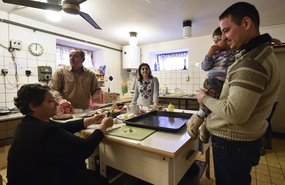 Deset křesťanských uprchlíků z Iráku se počátkem února zabydlovalo v rekreačním středisku Okrouhlík v Čížově u Jihlavy a začalo se základní výukou češtiny.