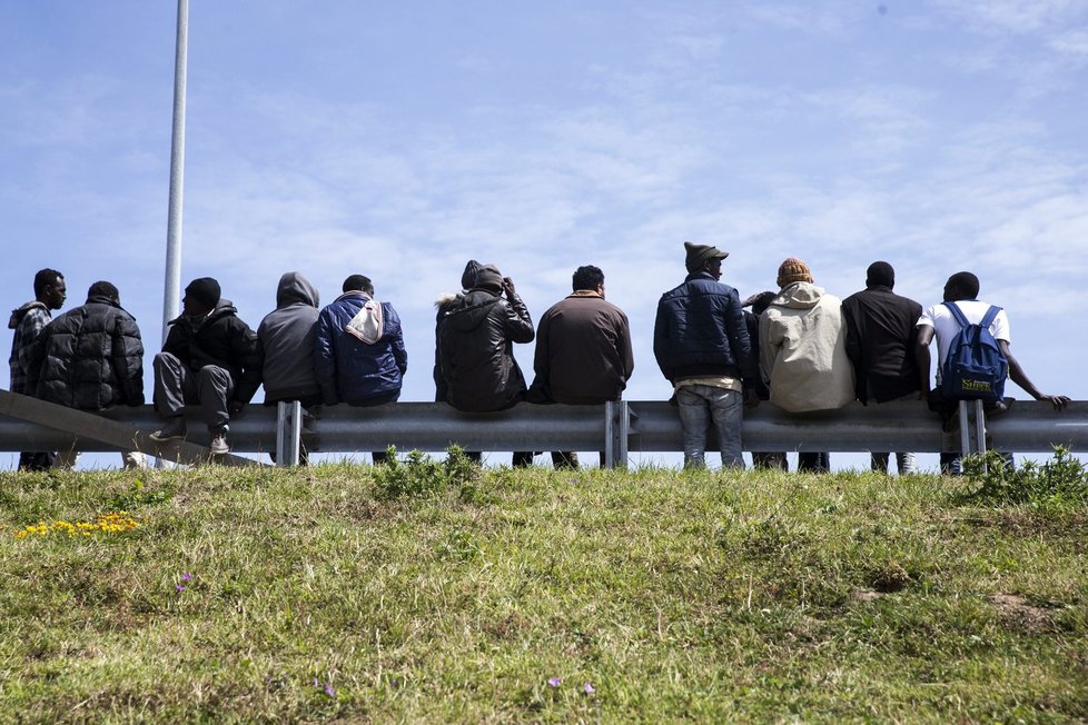 Uprchlíci v přístavišti v Calais