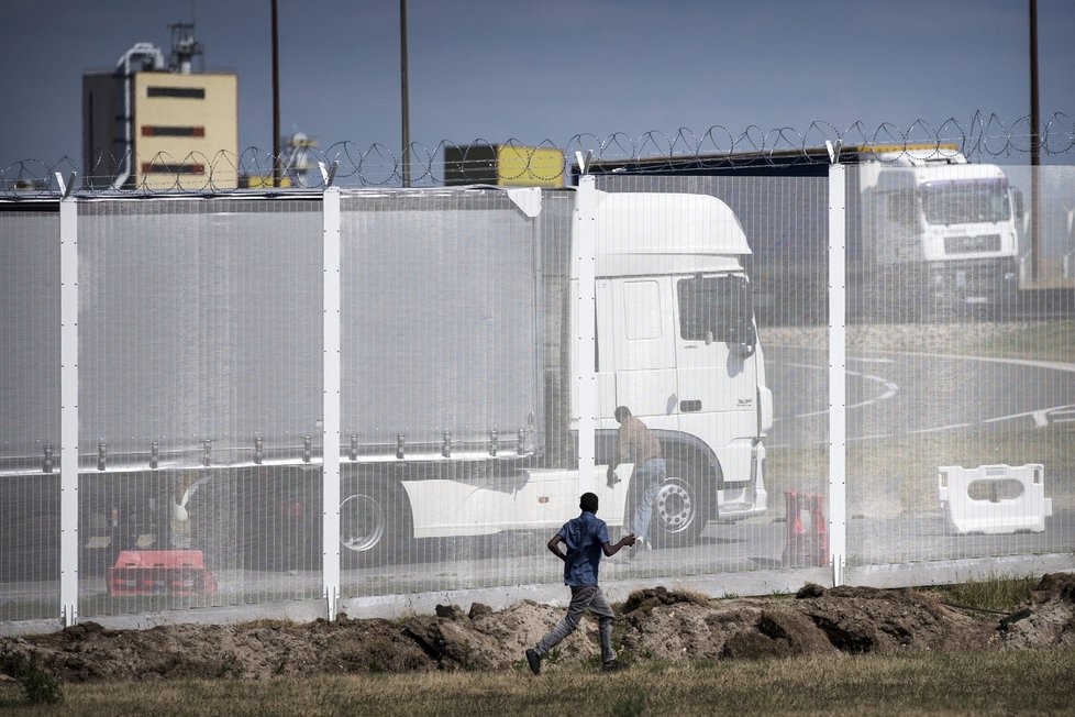 Uprchlíci v přístavišti v Calais.