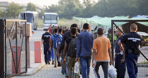 Kvůli uprchlické krizi v Německu volají po zavedení hraničních kontrol